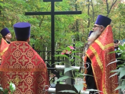 Молебен на кладбище